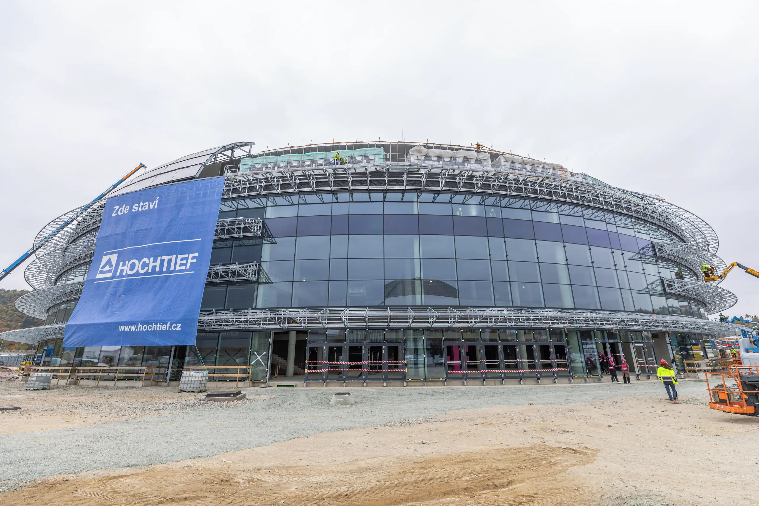 Aréna Brno - prosklené průčelí ve výstavbě