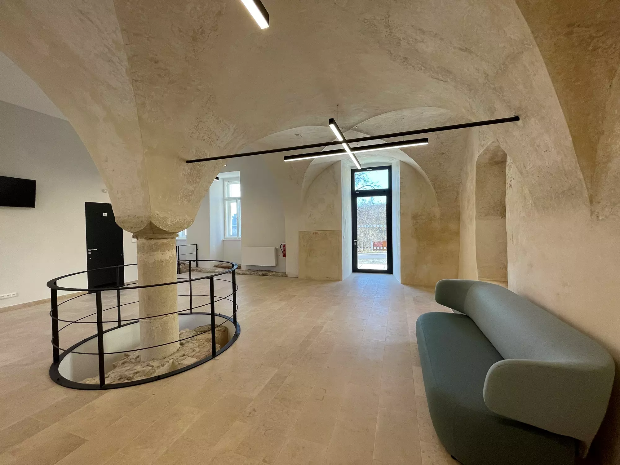 Centrum Louka, Znojmo - sál s odkrytým základem sloupu